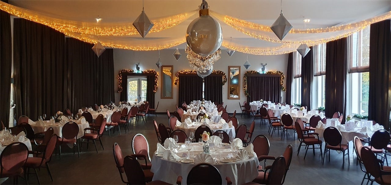 Galaopstelling met ronde dinertafels in de Ericazaal