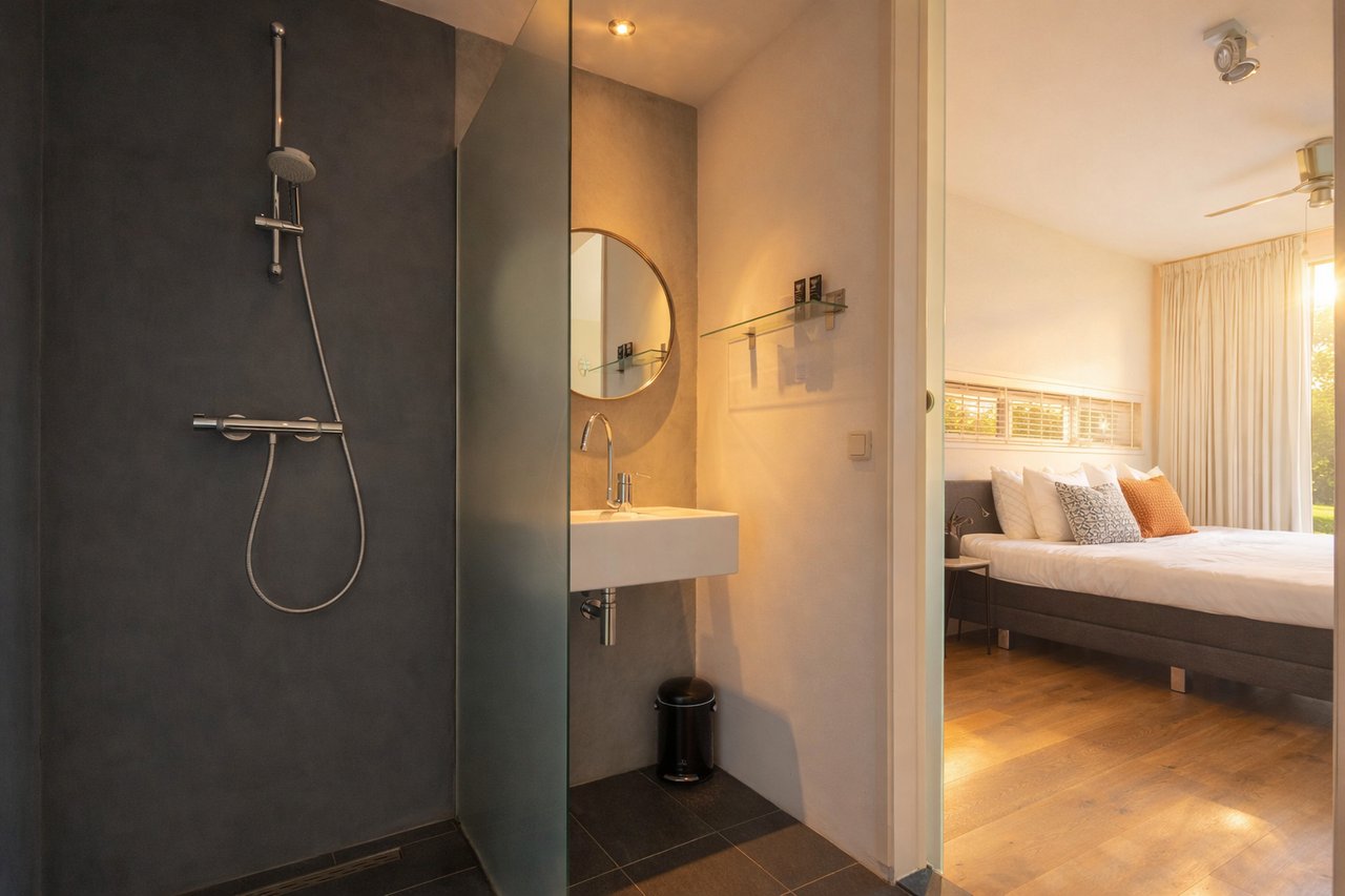 De badkamer en slaapkamer van een weidesuite