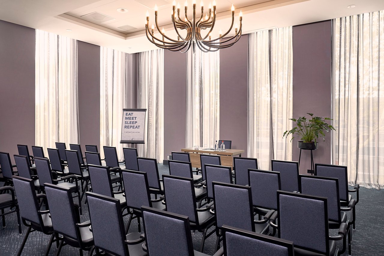 Theateropstelling in zaal Nieuwmarkt – Van der Valk Hotel Amsterdam - Amstel