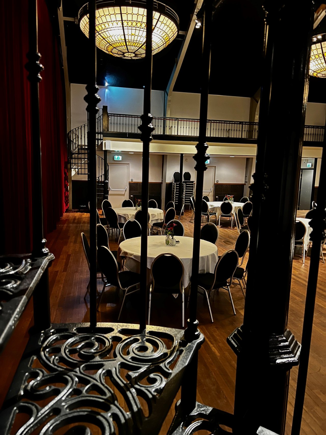 Sfeervolle klassieke trappen in de Theaterzaal