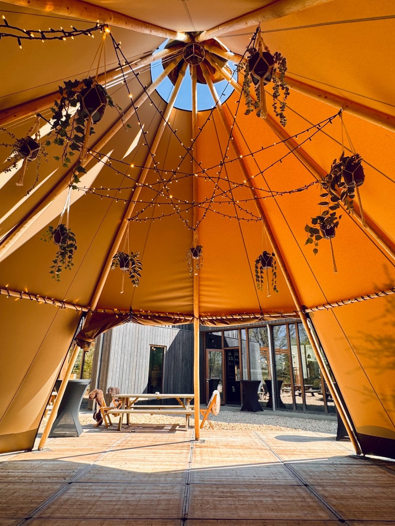 Overdekte tipi en privéterras – Sfeervol en weerbestendig