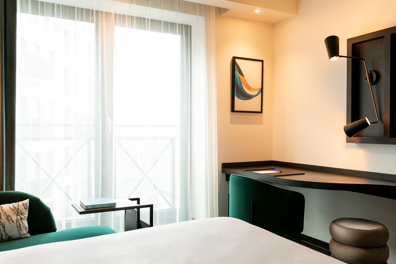 Deluxe King Room Bureau
