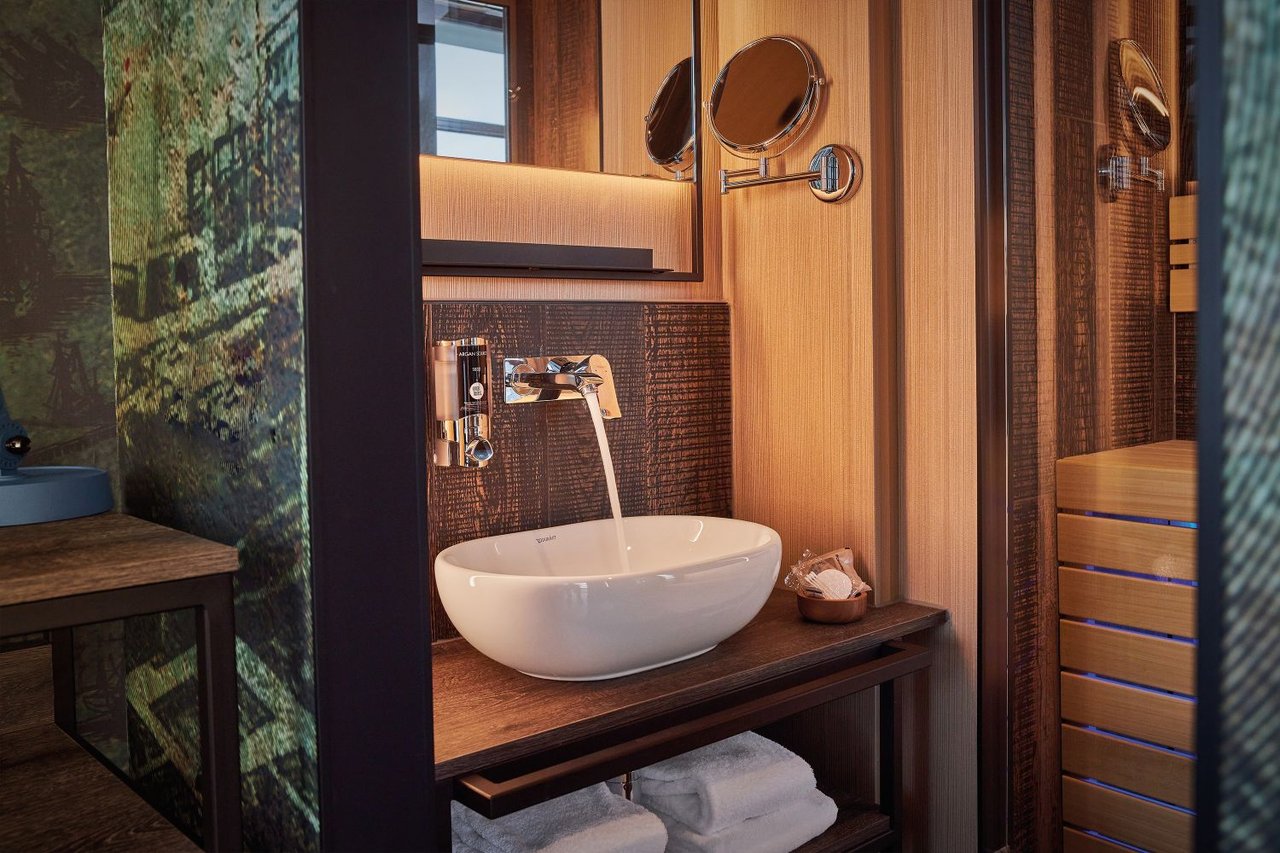 Inntel Hotels Amsterdam Landmark - Wellness Suite - Uitzicht over Amsterdam - badkamer spiegel en sauna_.jpg