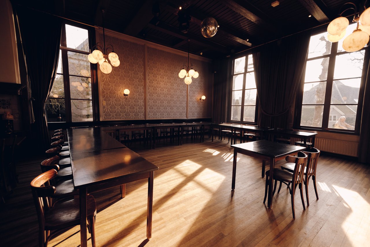 De Grote Zaal van Het Broeker Huis in U-opstelling