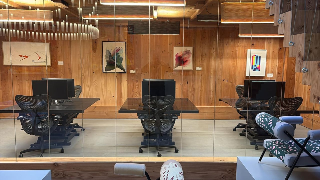 PAND VANMOKUM-DEDICATED DESKS