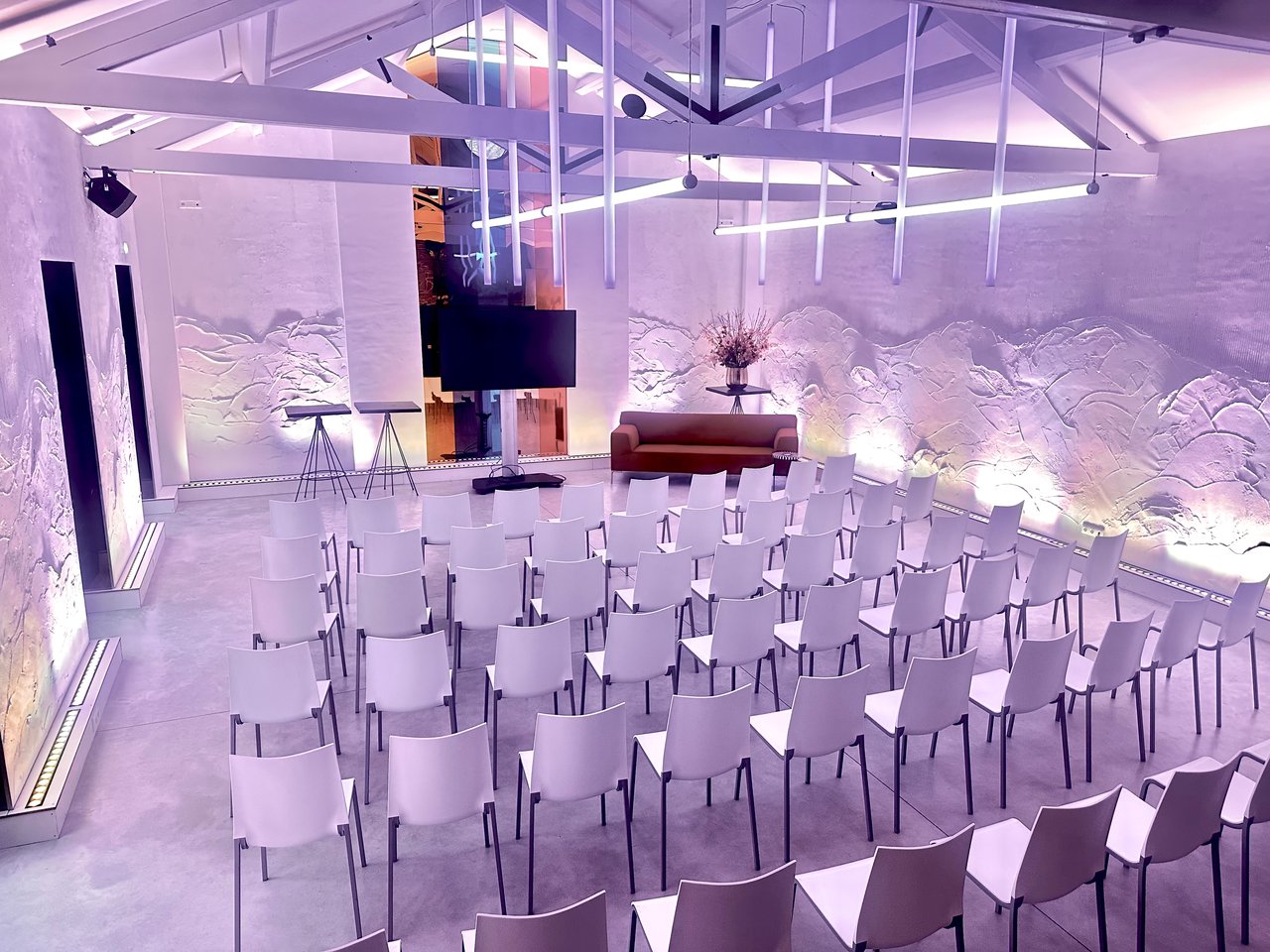 Theateropstelling witte stoelen
