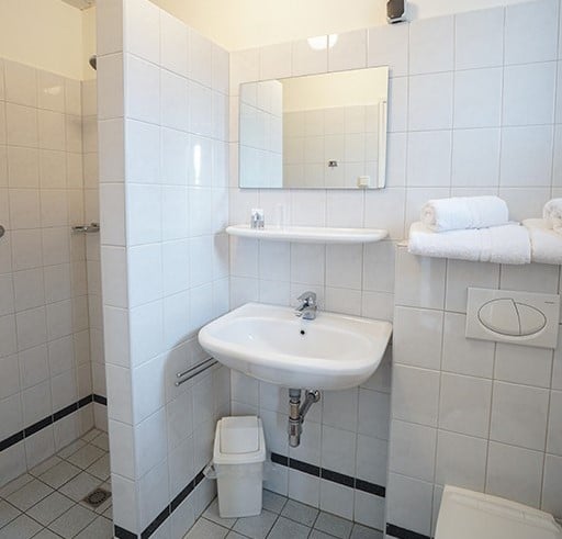 badkamer huisje beneden.jpg