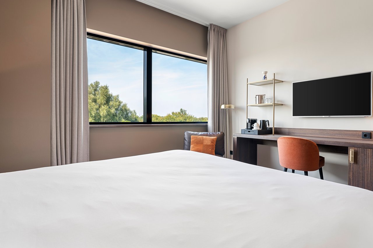 GENR-King-room3 (1).jpg