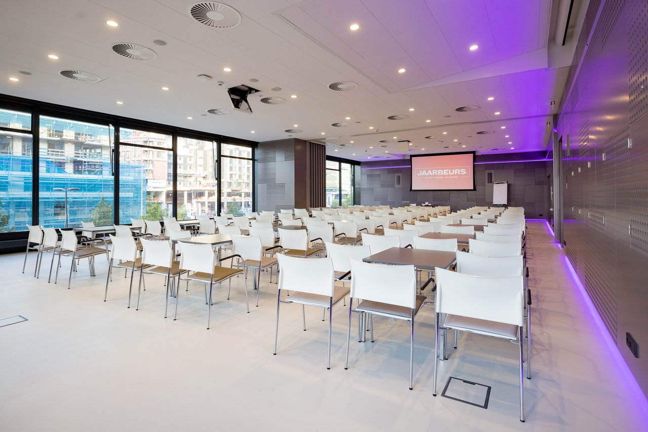 Vergadercentrum Jaarbeurs MeetUp cabaret opstelling (2)