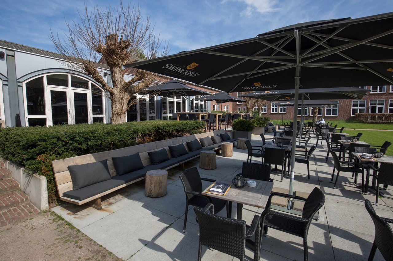 Terras-binnentuin-banken