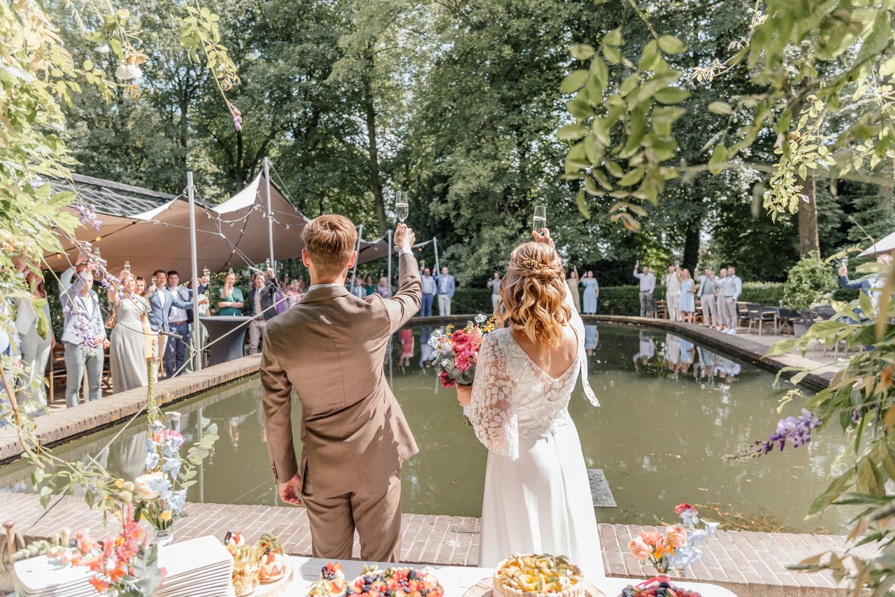 Borrelen langs de vijver 