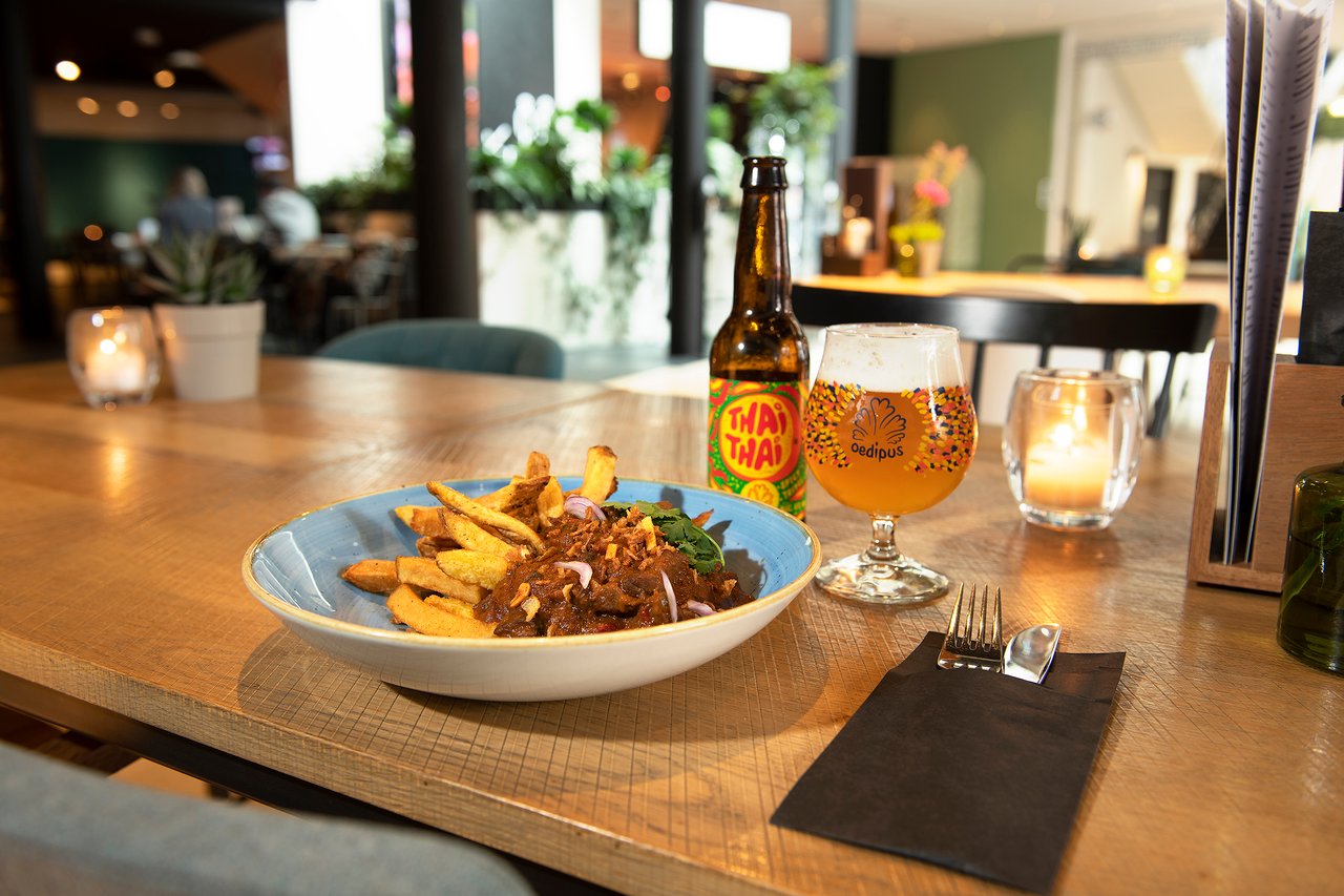 Café Foyé is de brasserie in Schouwburg Odeon waar u geniet van onze eigen bijzondere koffies, de lekkerste wijnen, een laat ontbijt of een verrassend diner. 