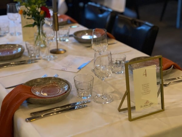Dinerbord grijs met roest servet.jpg