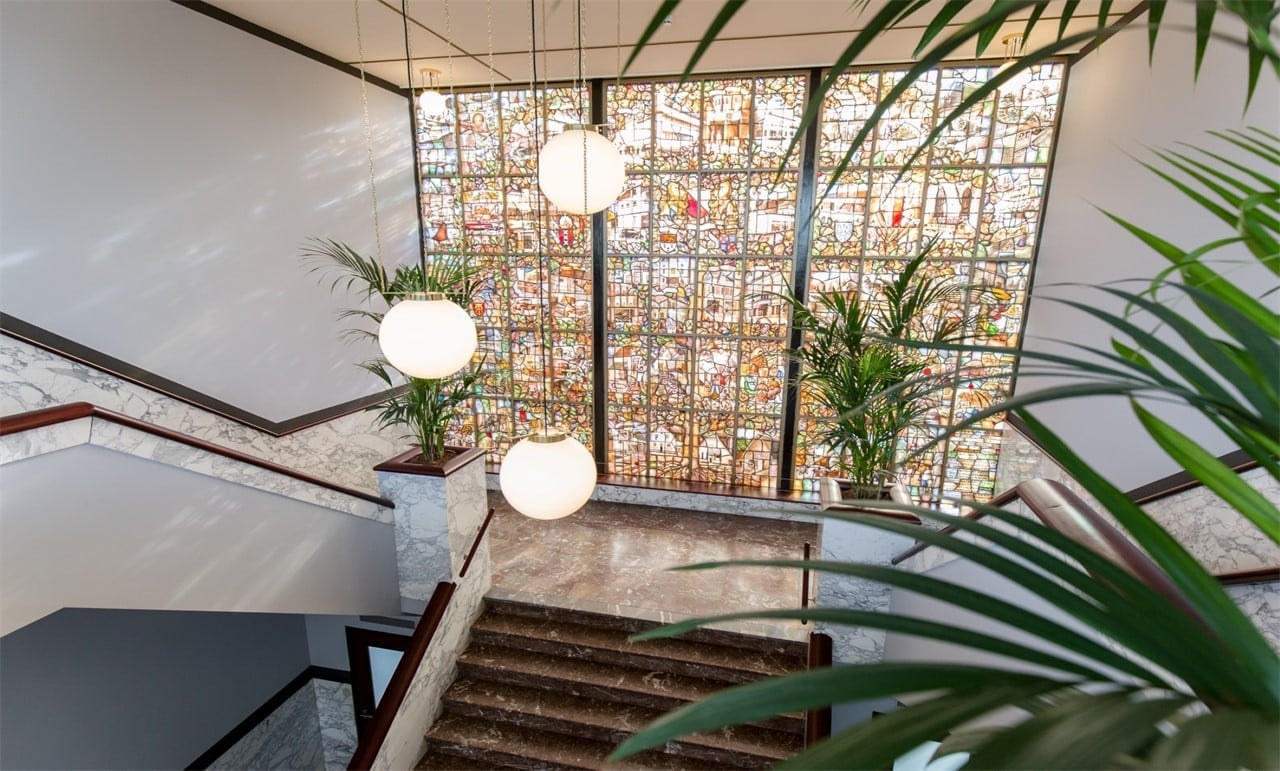 Glas in lood raam in hal voormalig Hoofdkantoor