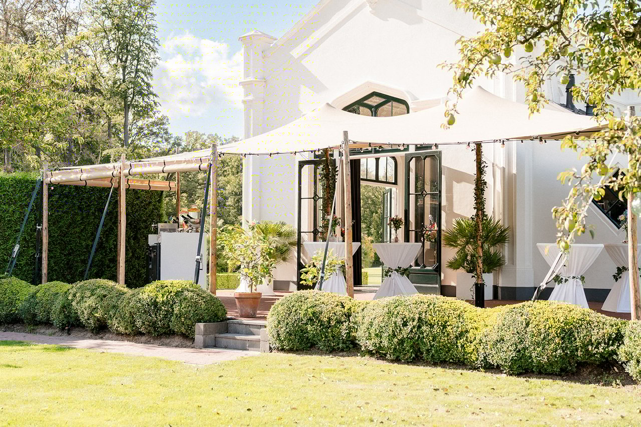 Het terras van Oranjerie Sandenburg