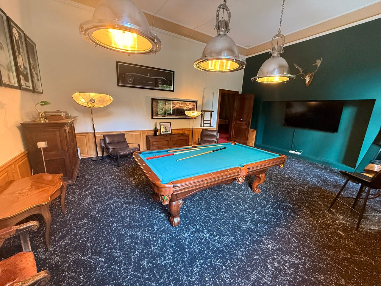 gentlemens lounge (1).jpg