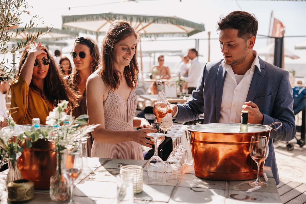 Gezellige borrel op het terras