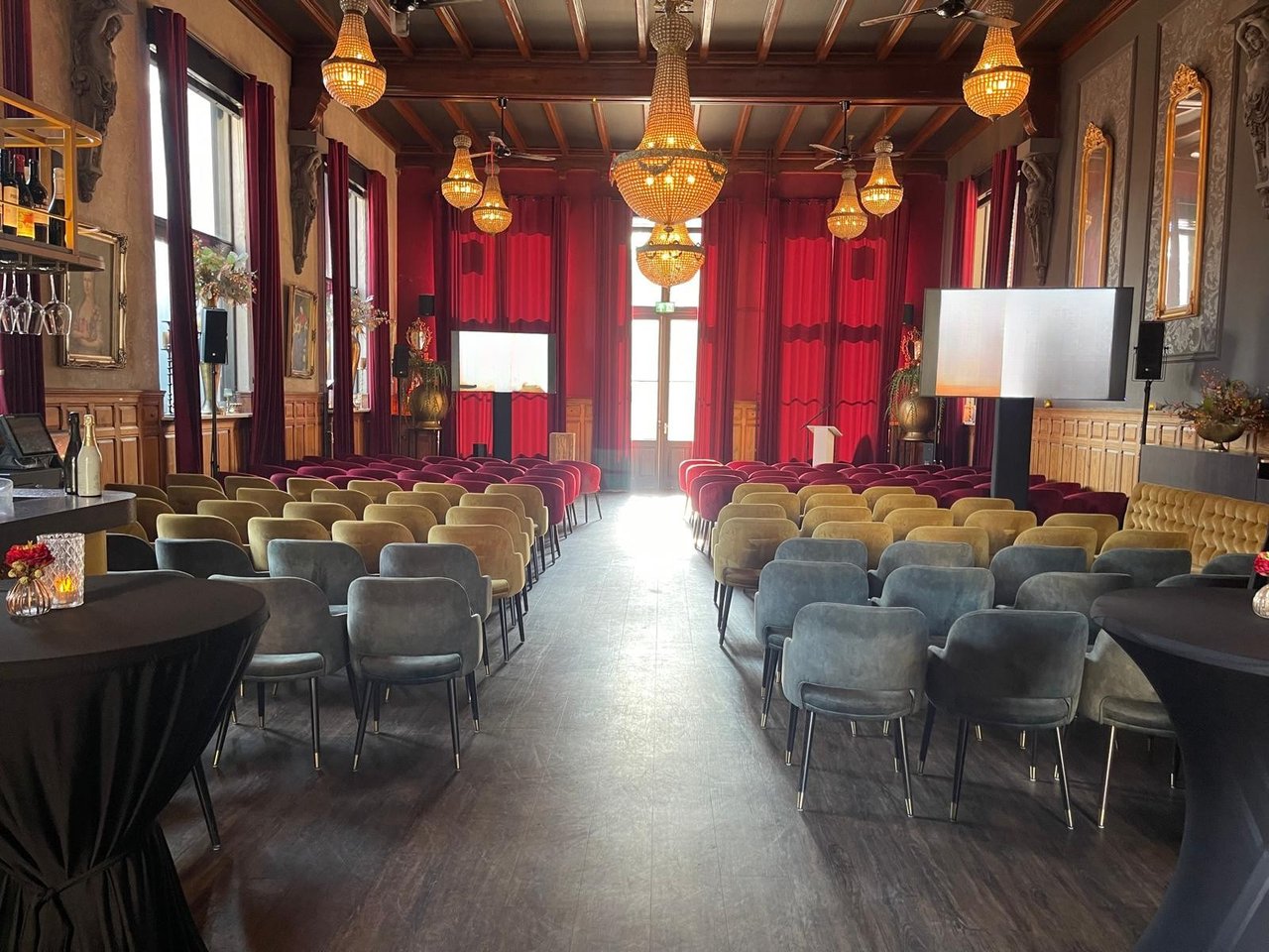 Refterzaal in theateropstelling