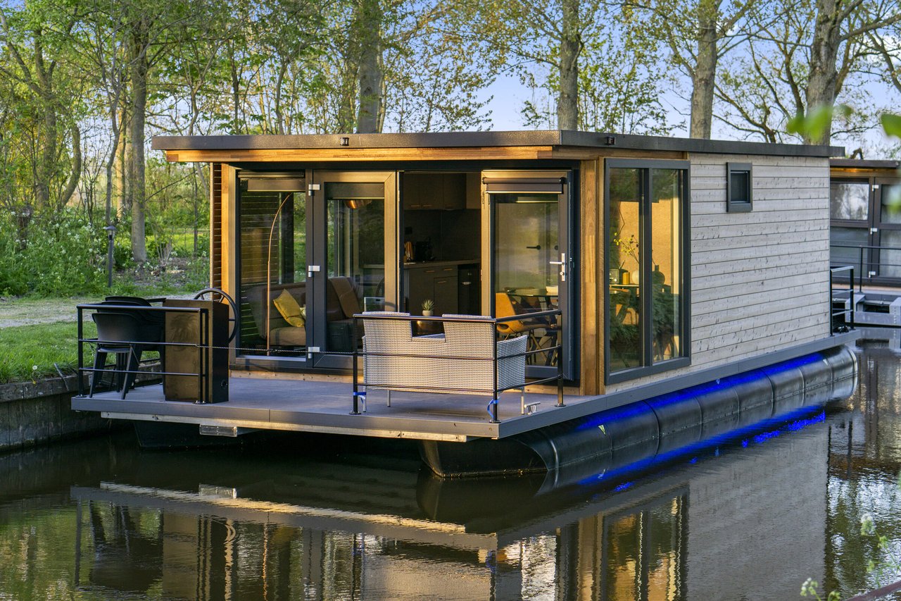 Een houseboat aan de vaart