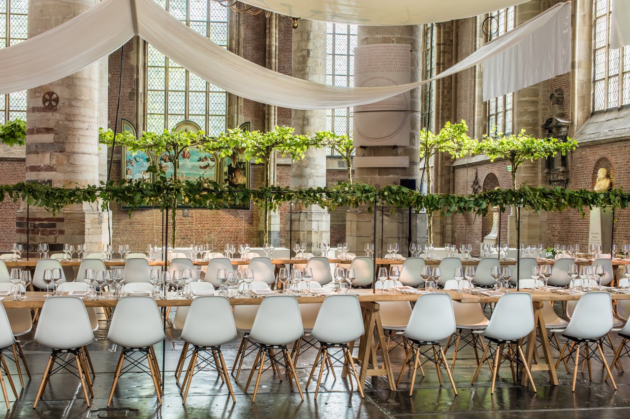 Dineropstelling met lange tafels in het schip - Pieterskerk Leiden