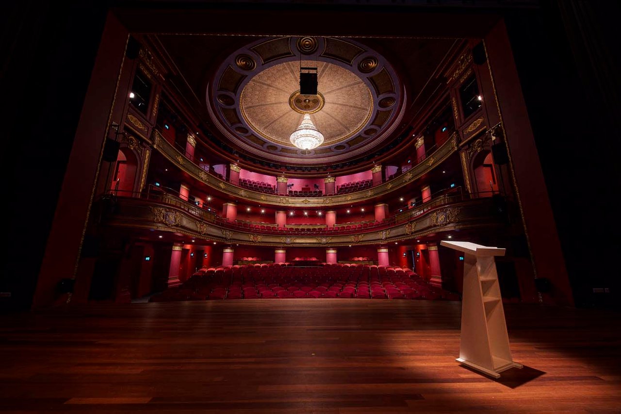 Stadsschouwburg-haarlem-theaterzaal-gezien-vanaf-het-podium-met-katheder-1.jpg