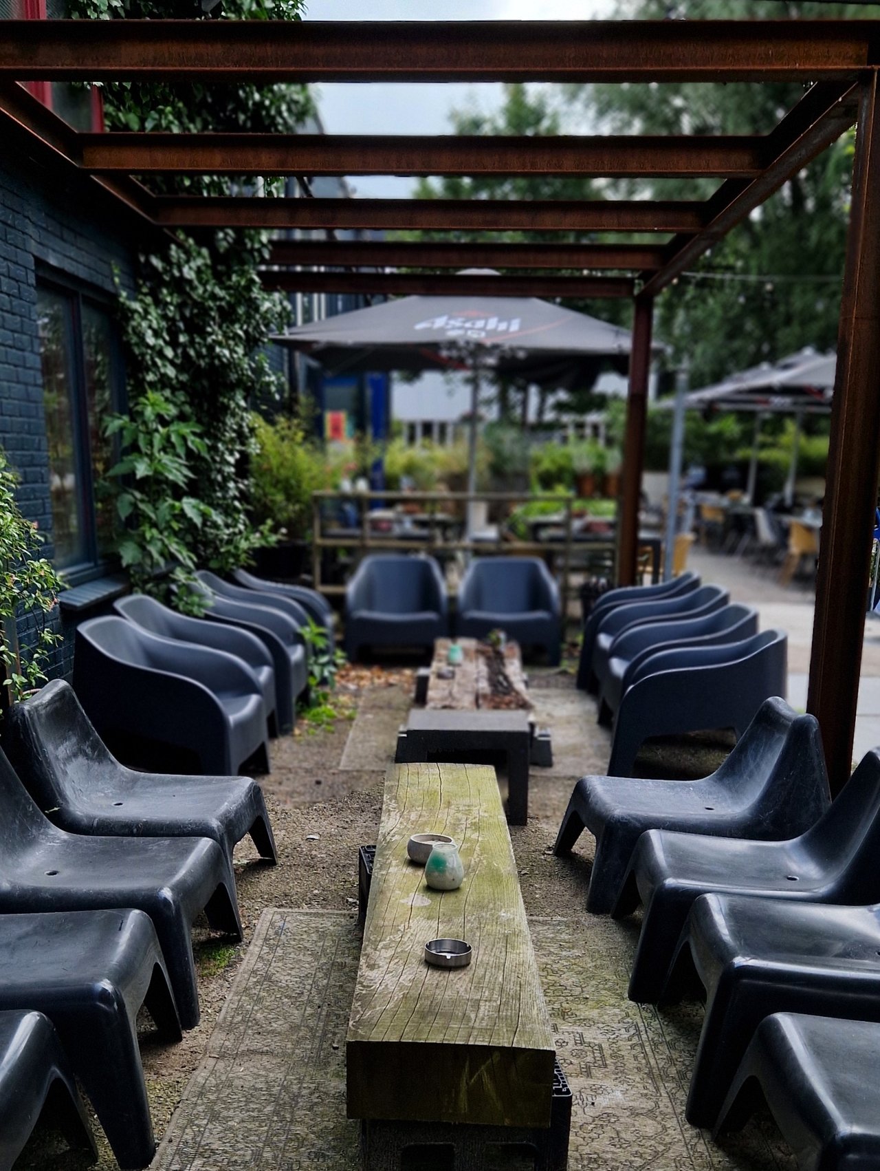 Loungestoelen op het Drain terras