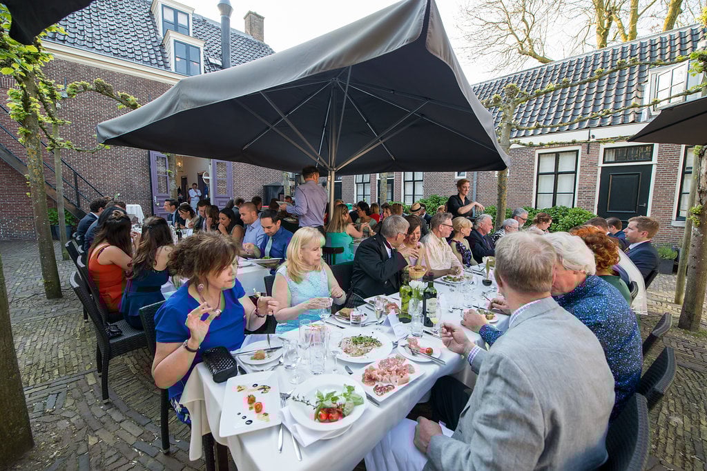 Buitendiner tijdens bruiloft op de binnenplaats van Het Broeker Huisenplaats-buiten-diner.jpg
