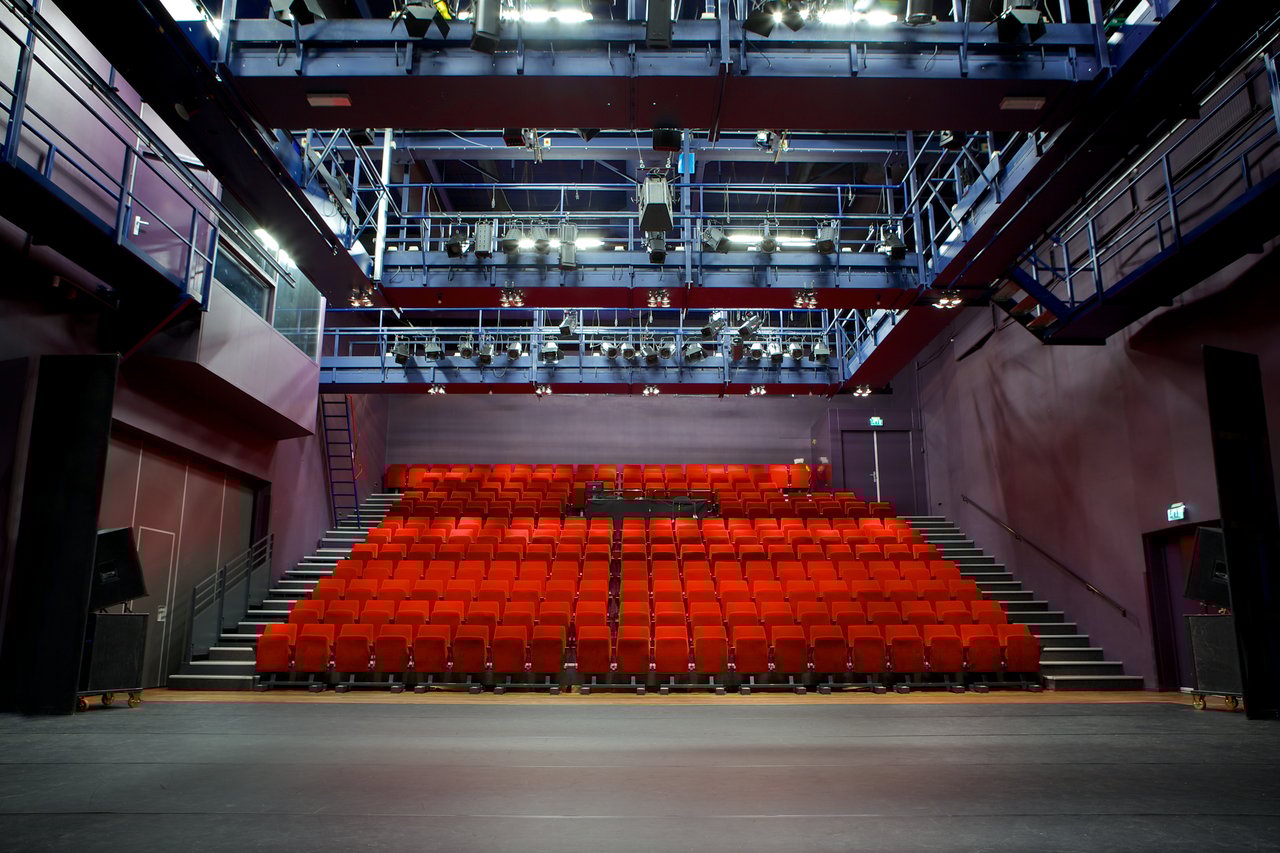 291 zitplaatsen in de vlakke vloer zaal