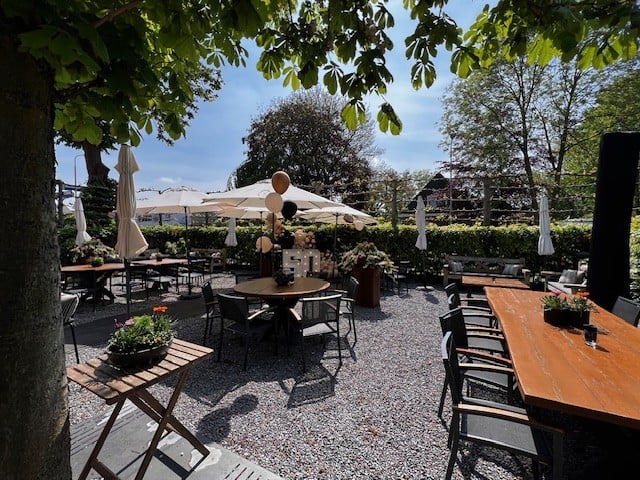 Terras Boerenstal met aankleding