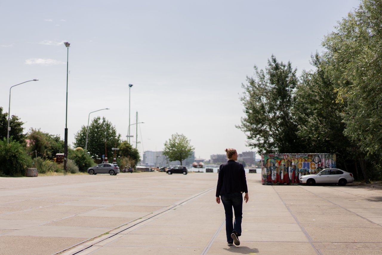 Leeg parkeerterrein ndsm voor de deur bij Vergaderruimte geWoonboot amsterdam.jpg