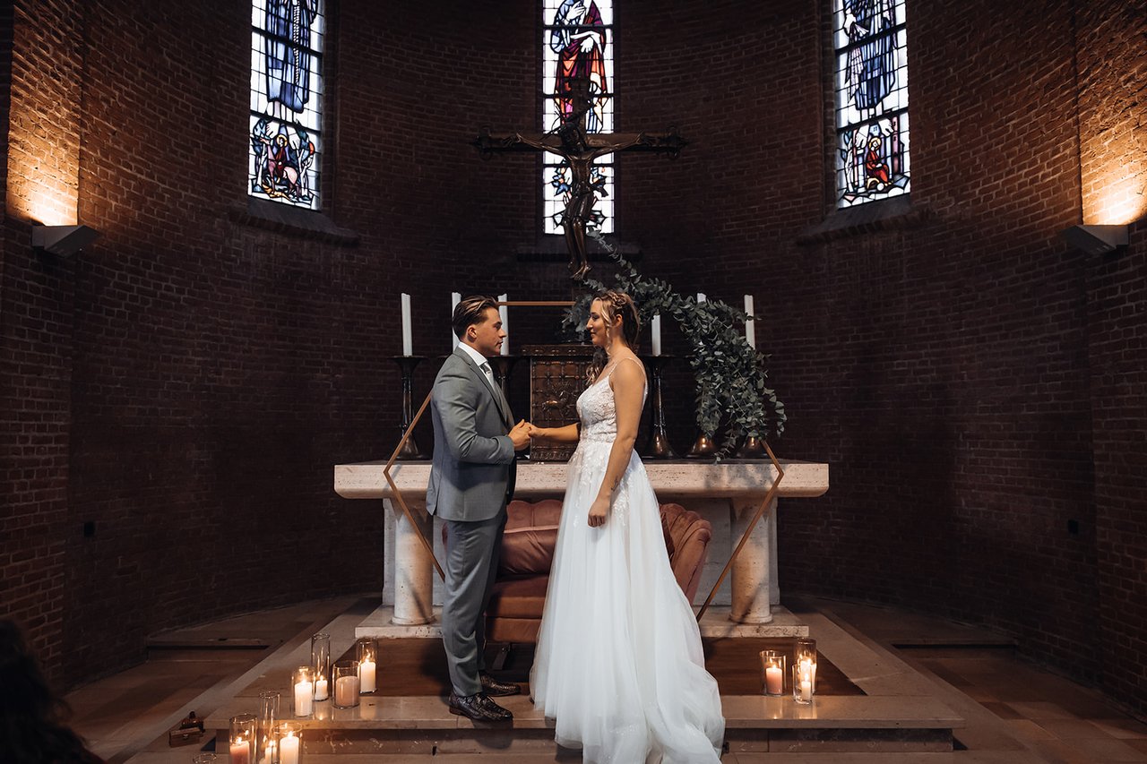 Ceremonie in de kapel van kloosterhotel Willibrordhaeghe  (1)