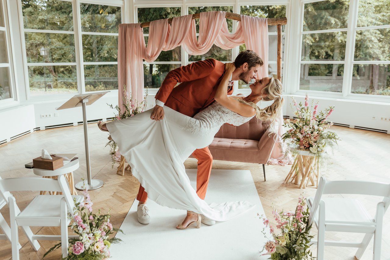 Stralend bruidspaar bij Landgoed Avegoor tijdens de ceremonie