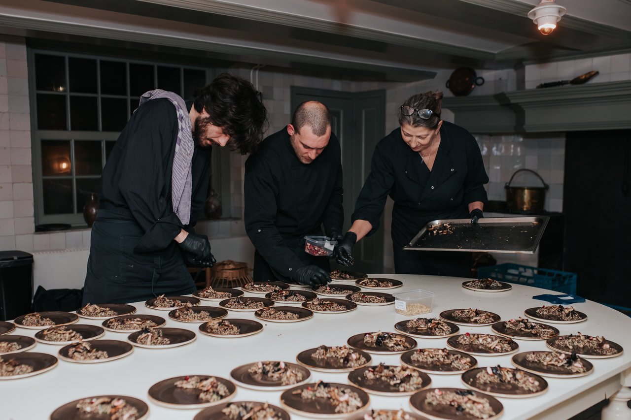 Druk in de voorbereidingen van het voorgerecht in Huis Bartolotti