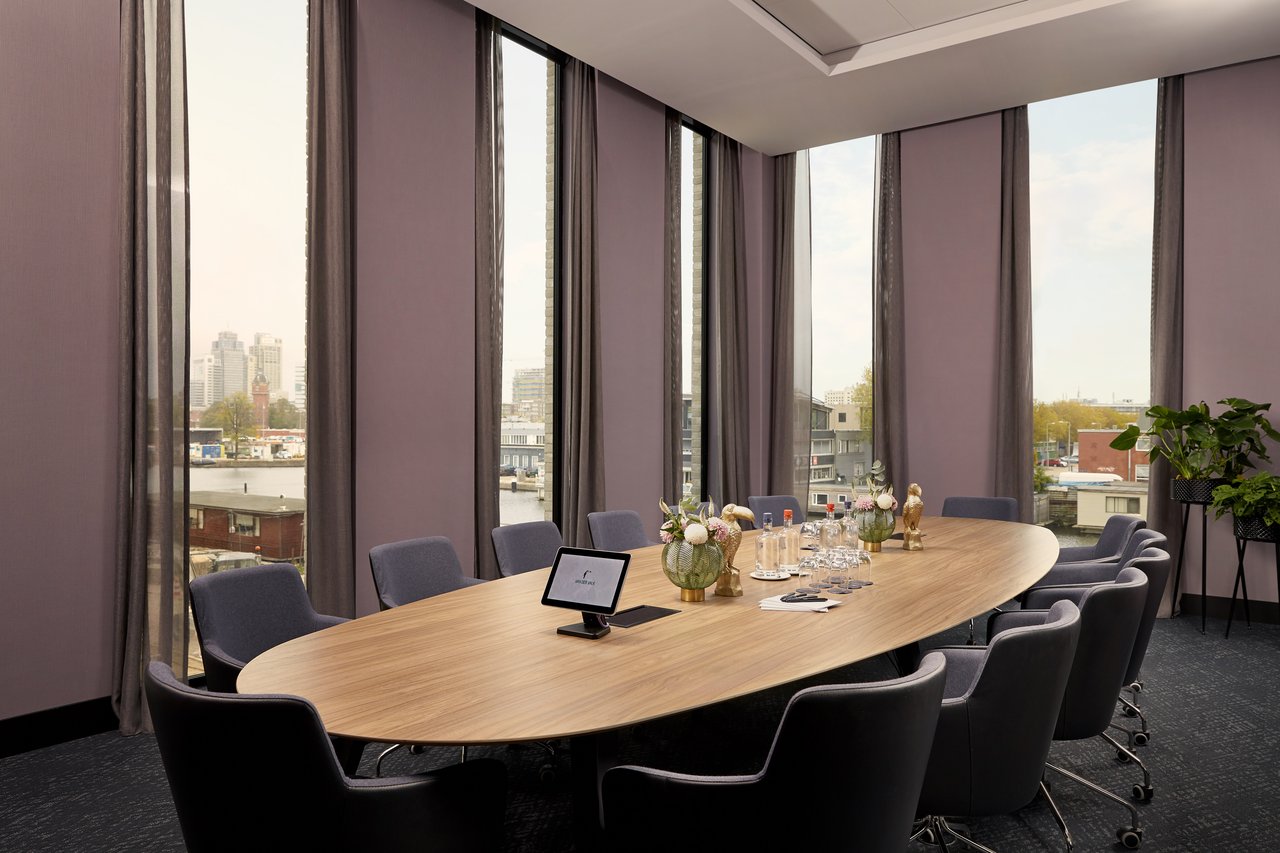 Boardroomopstelling in zaal Bloemenmarkt – Van der Valk Hotel Amsterdam - Amstel