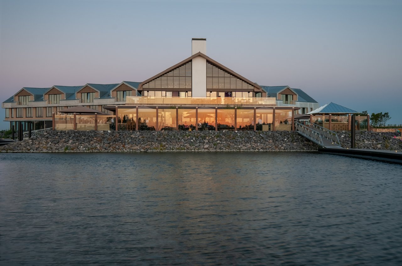 Marina Beachclub aan het water