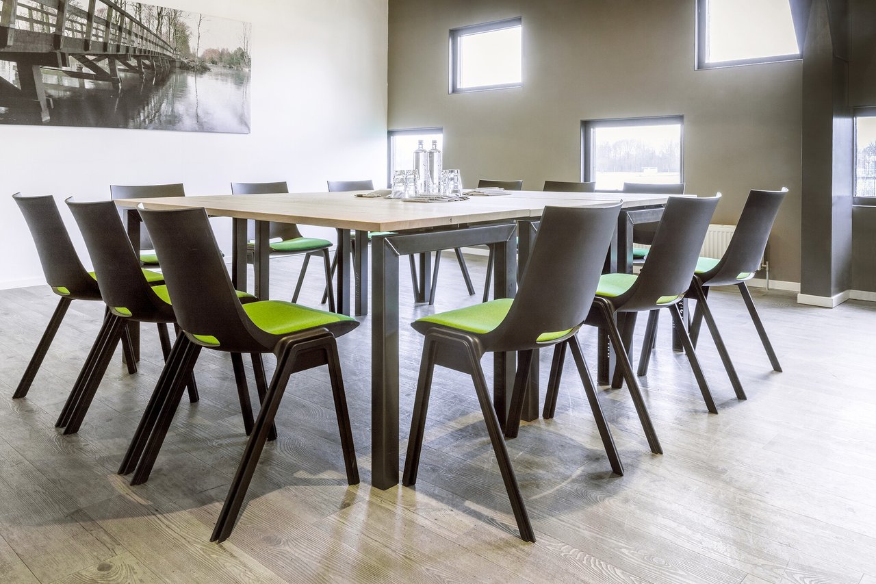 Veen---zwarte-stoelen