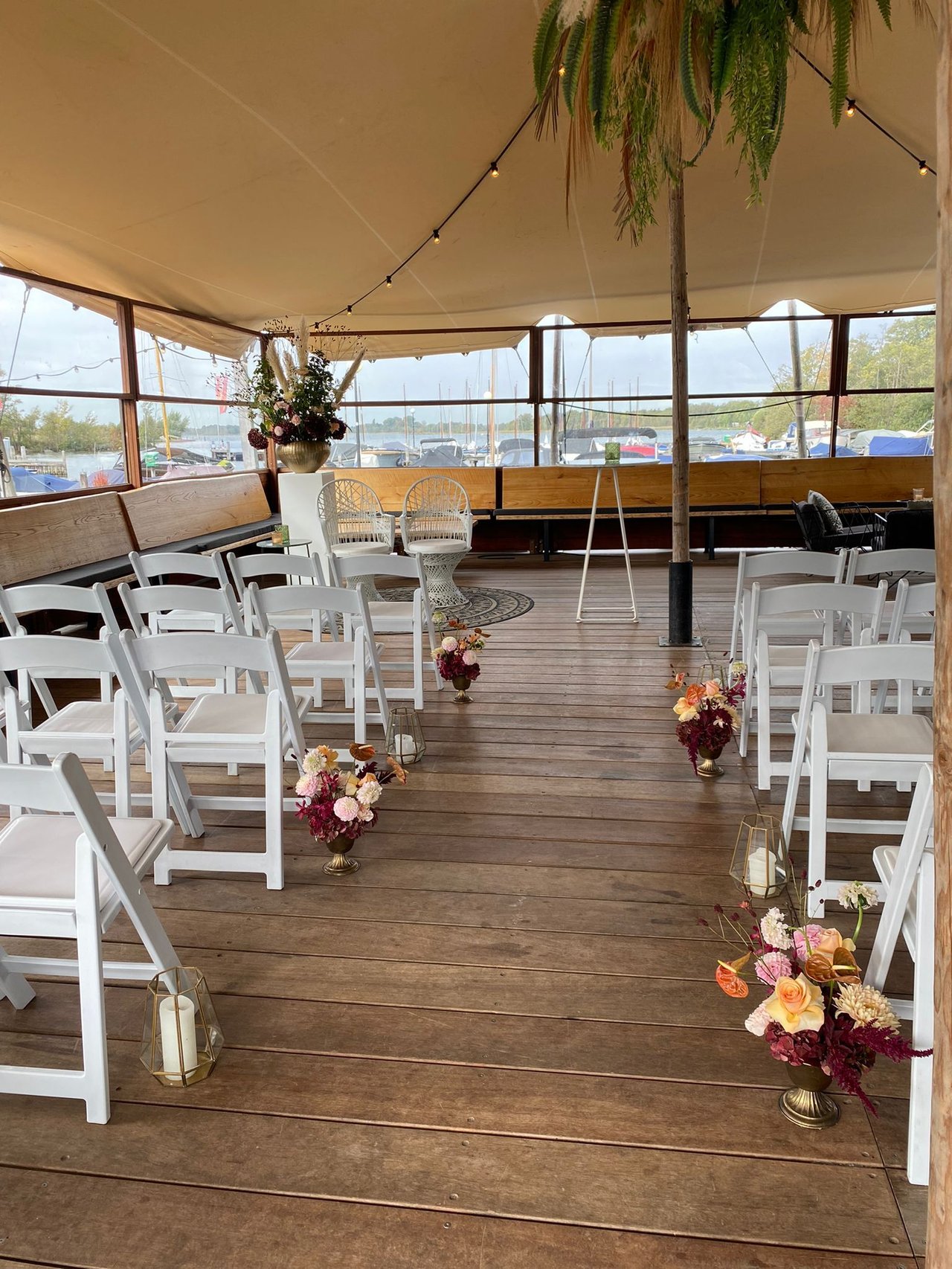 Ceremonie opstelling onder de stretch tent van Ottenhome