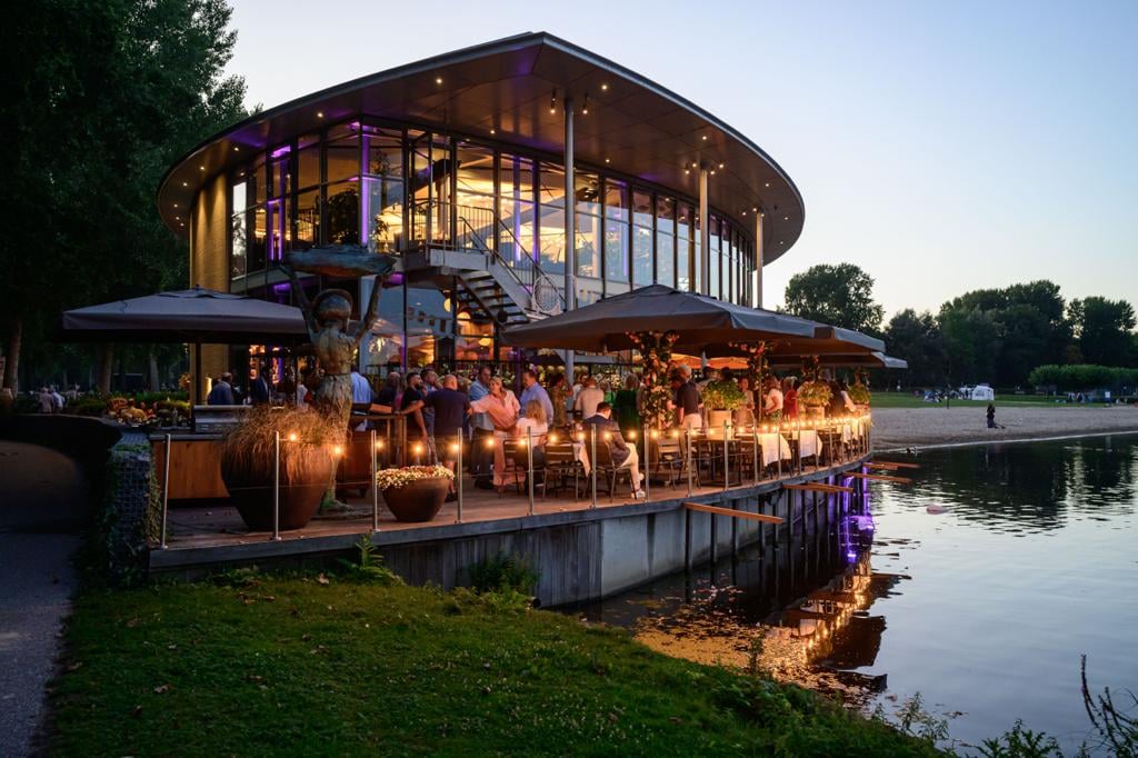 Sfeerfoto terras The Boathouse Kralingen.JPG