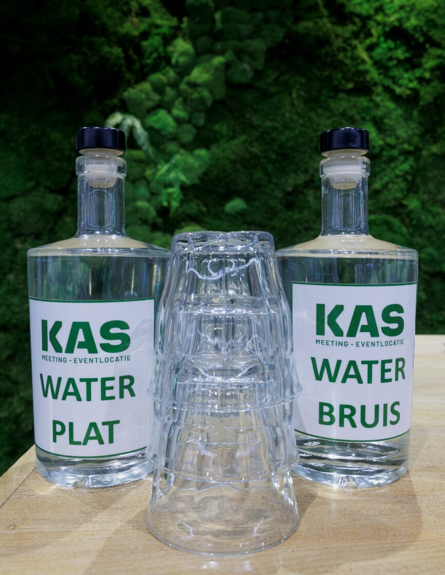 Moods theater - er staat altijd water klaar voor de sprekers