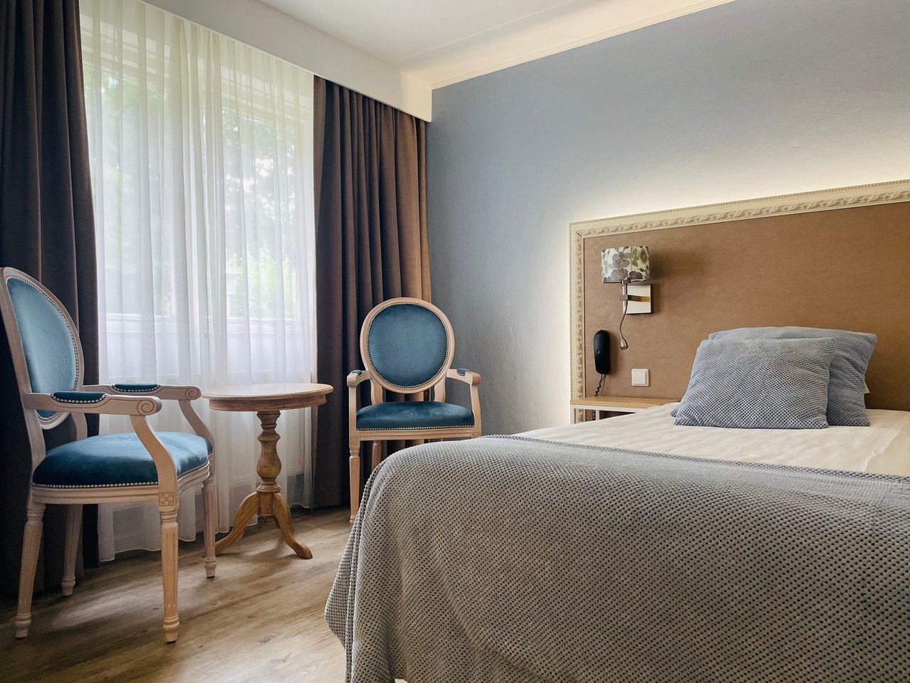 Hotelkamer met balkon en uitzicht op het bos