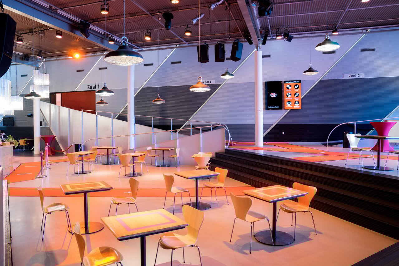 TAHS Foyer - afstand 2-min.jpg