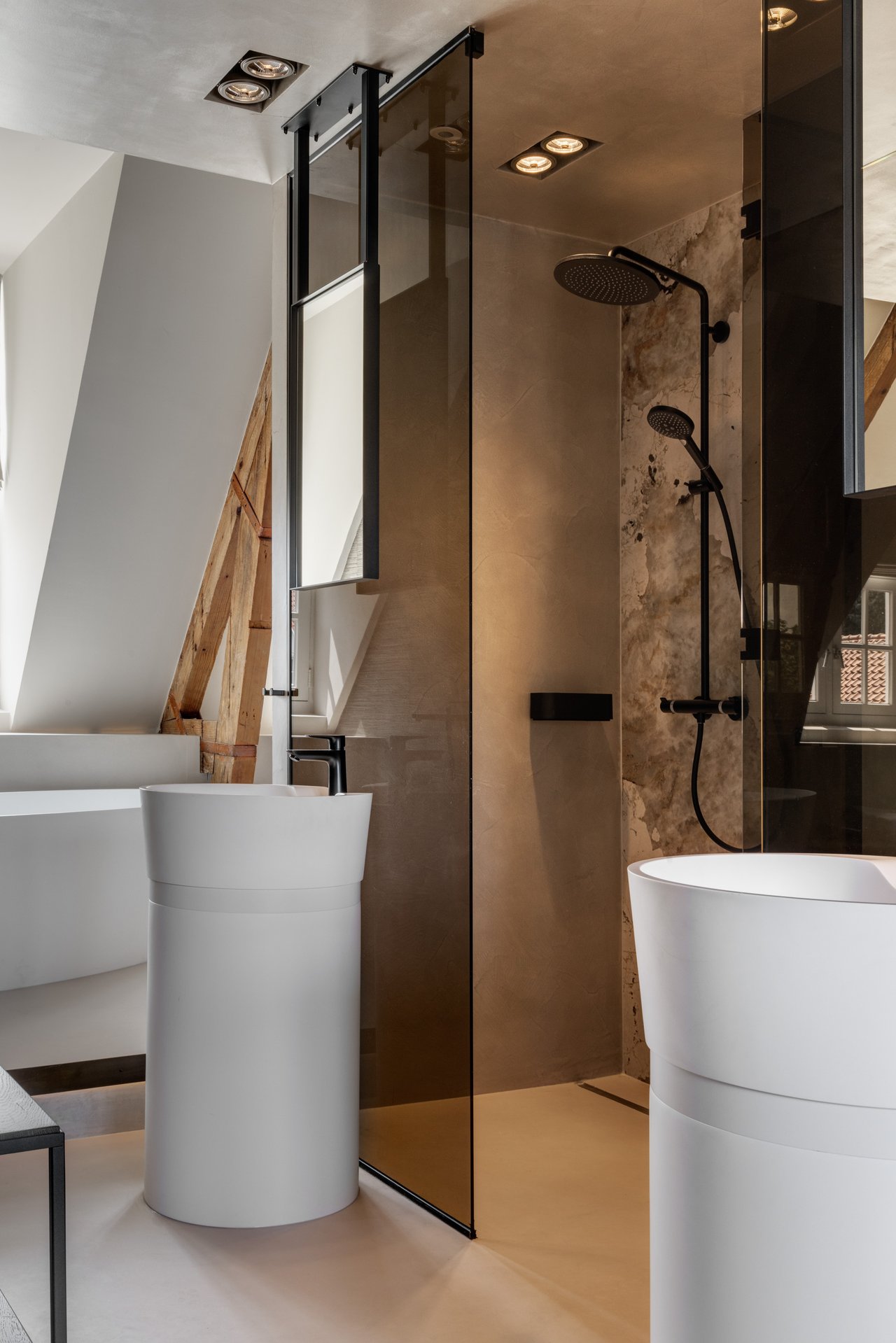 Suite 006 - Linda Pol 04.jpg