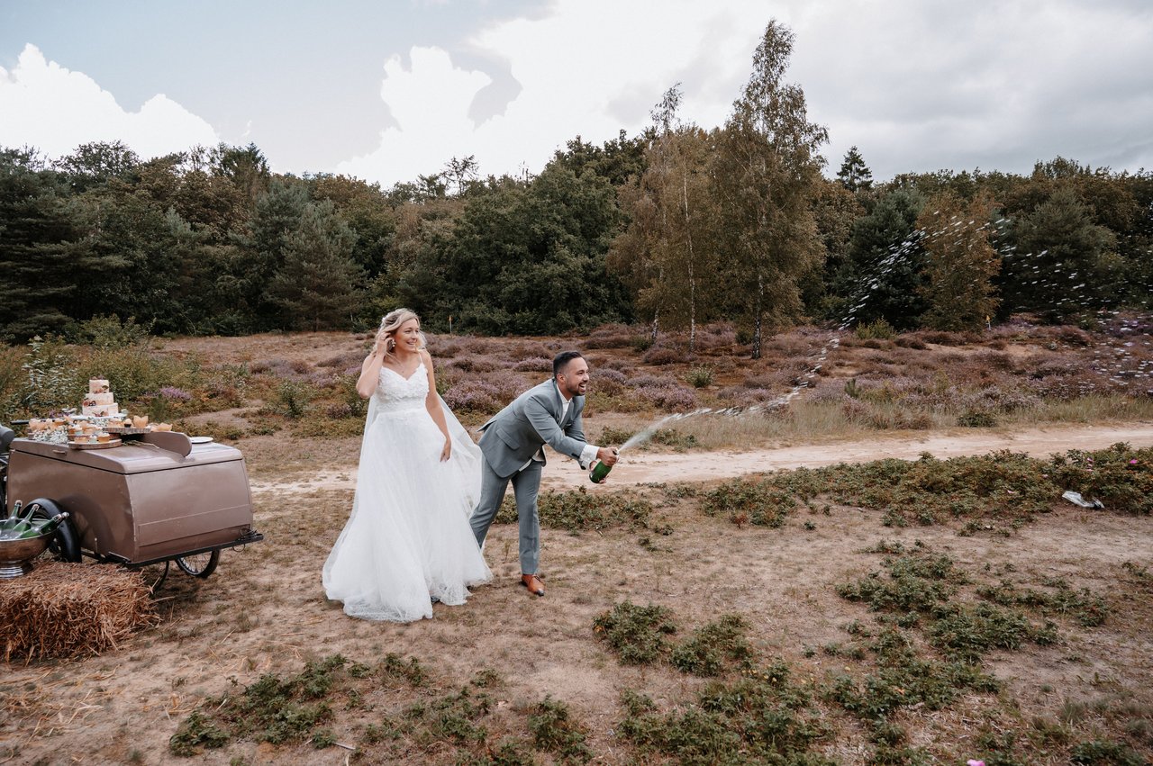 Toost op de heide bij trouwlocatie De Zeegser Duinen