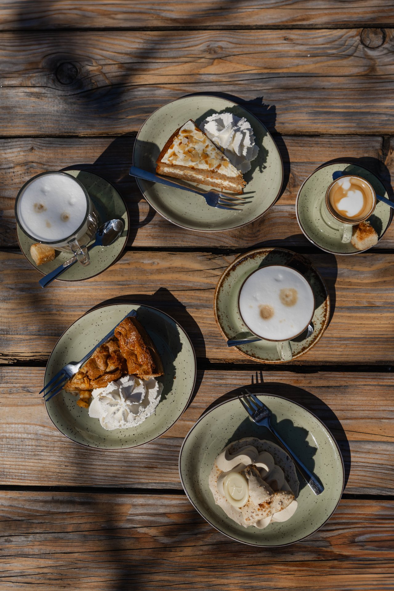 Huisgemaakte taart en koffie 