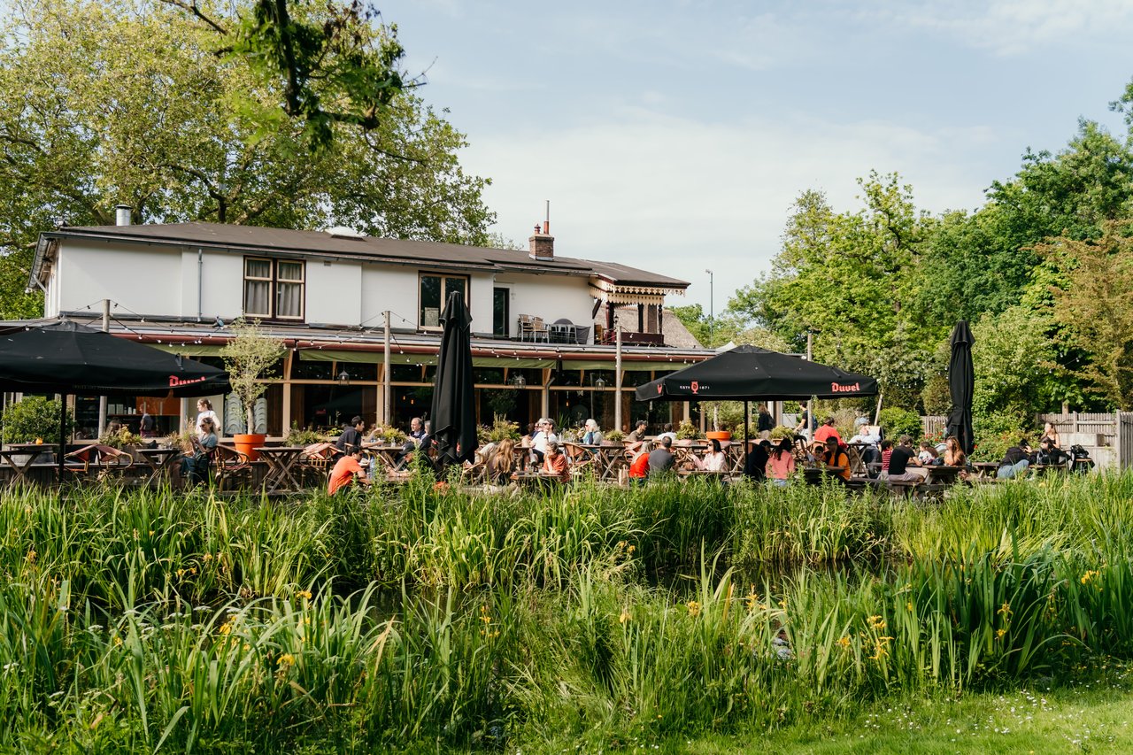 Terras in het groen aan het water