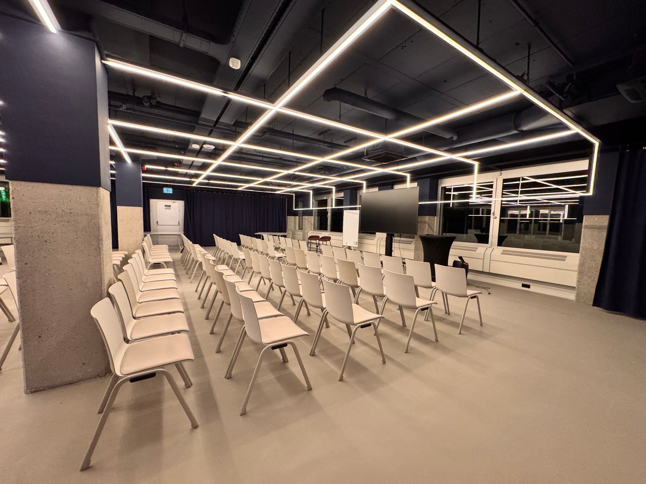 Dotslash Utrecht Eventspace Leeg Theateropstelling 2.jpeg