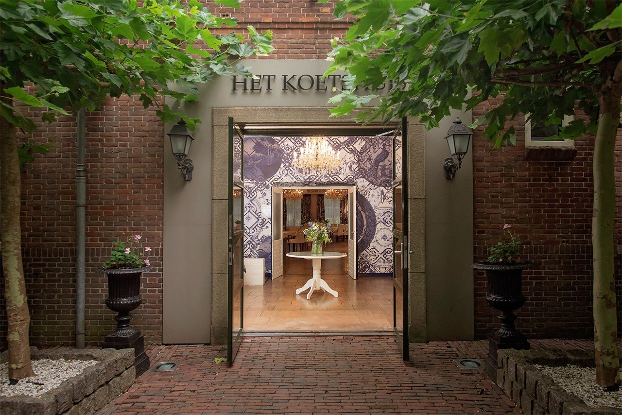 Koetshuis: aanzicht van de entree.