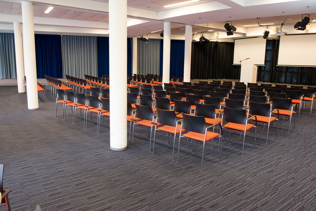 DSC-6277-Grote-Congreszaal-vanaf-achter-richting-podium