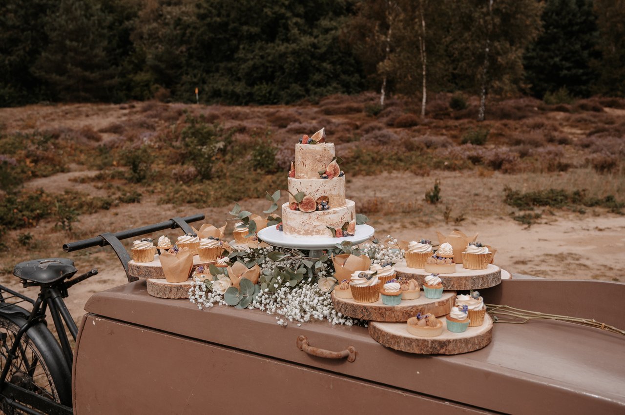 Sweet table op de heide bij trouwlocatie De Zeegser Duinen