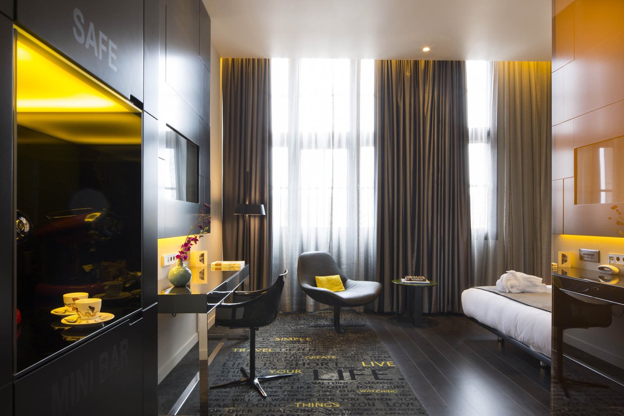2013_AAM_junior_suite_iconicview_bed_4.jpg
